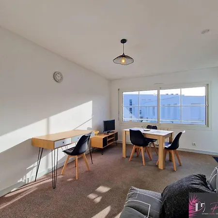 Lumineux Avec Balcon Pres De La Plage, Parking, Wifi - Fr-1-825-51 Apartment